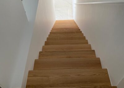 Escalera de roble natural