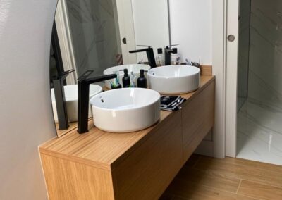 Baño a medida en roble